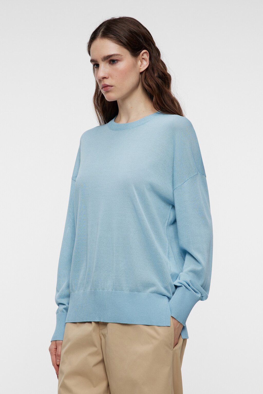 Свитер вискозный тонкой вязки с разрезами по бокам - цвет голубой - 2