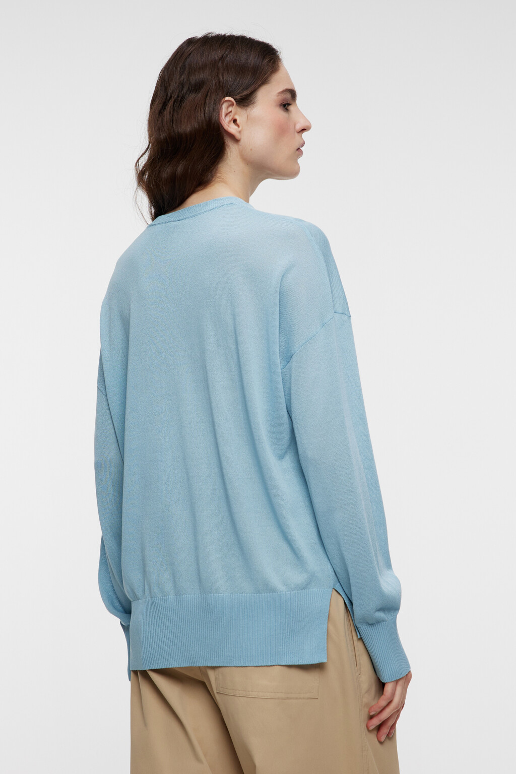 Свитер вискозный тонкой вязки с разрезами по бокам - цвет голубой - 3