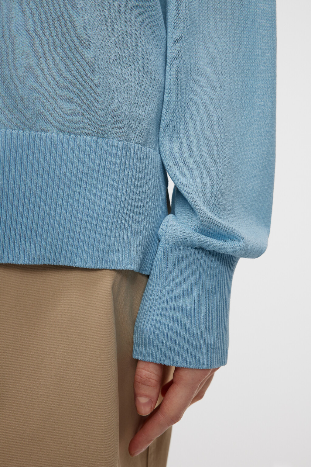 Свитер вискозный тонкой вязки с разрезами по бокам - цвет голубой - 6