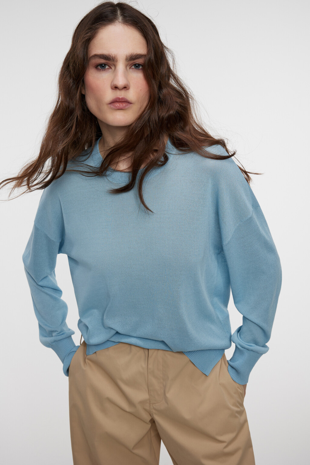 Свитер вискозный тонкой вязки с разрезами по бокам - цвет голубой - 9