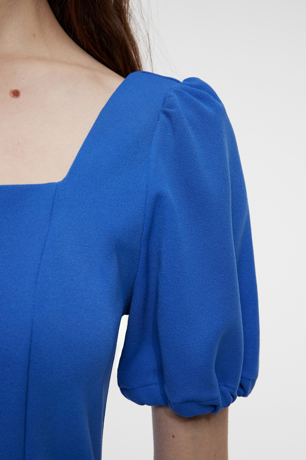 Платье мини приталенное креповое с вырезом каре - цвет синий - 5