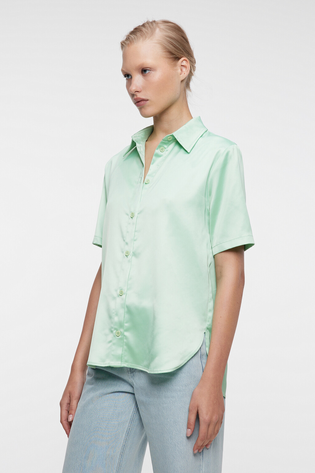 Блузка-рубашка прямая атласная с короткими рукавами - цвет зеленый - 2