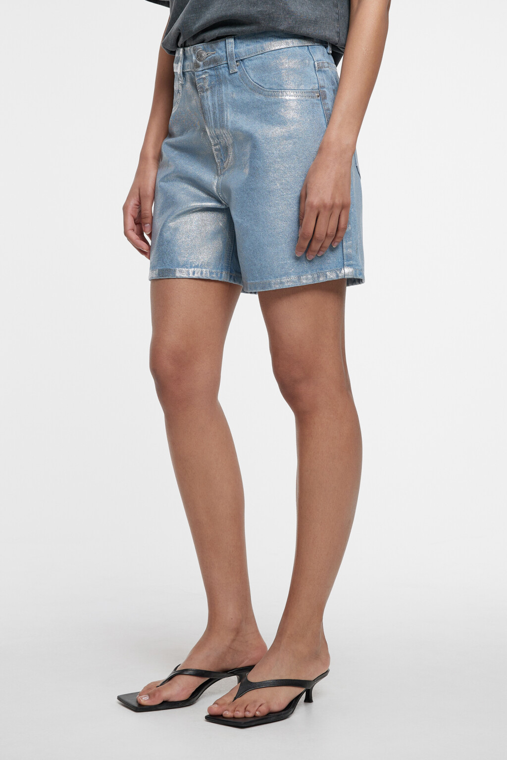 Шорты-бермуды джинсовые с эффектом металлик - цвет серый - 2