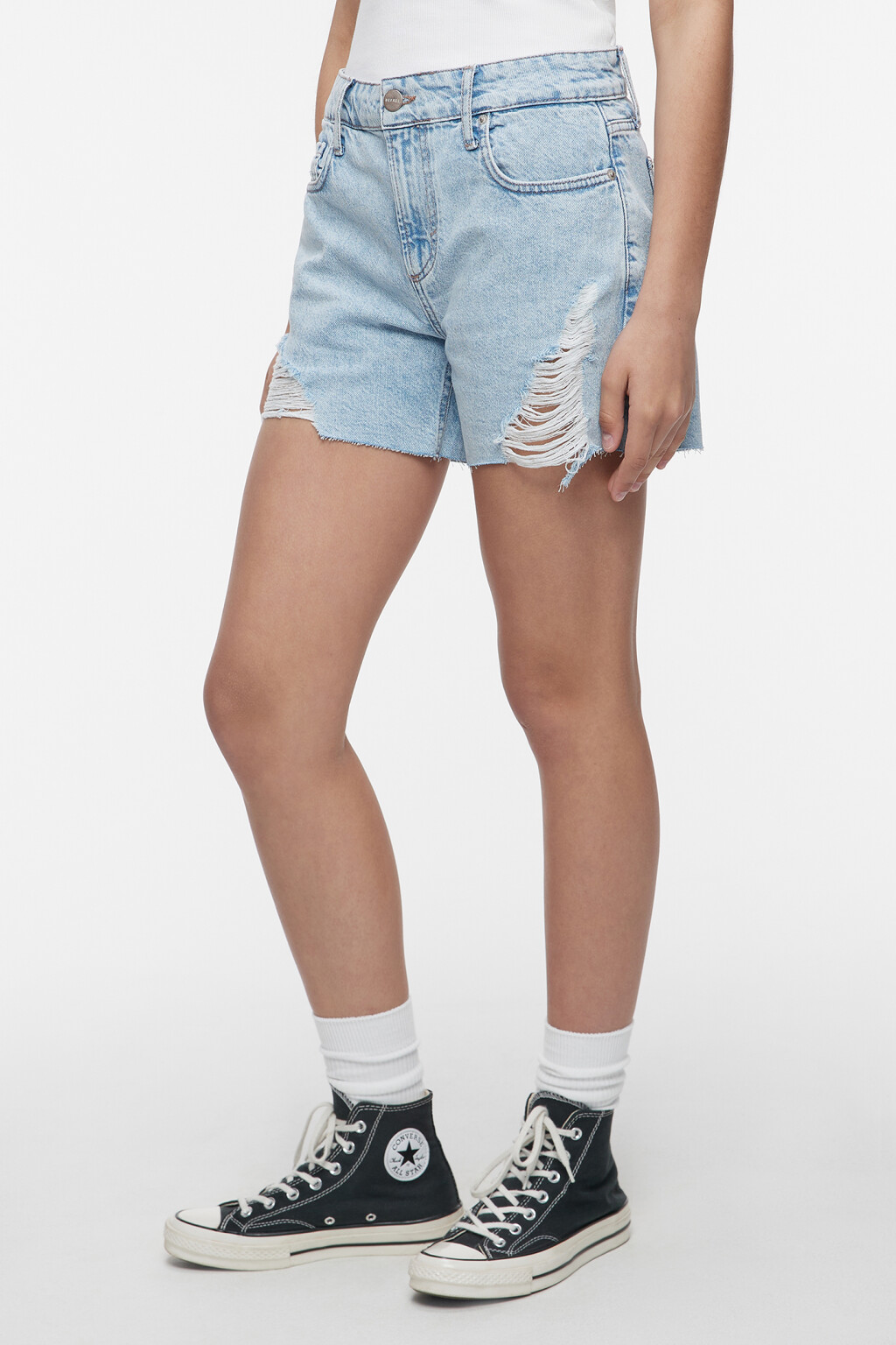 Шорты джинсовые с рваными краями и низкой посадкой - цвет голубой - 2