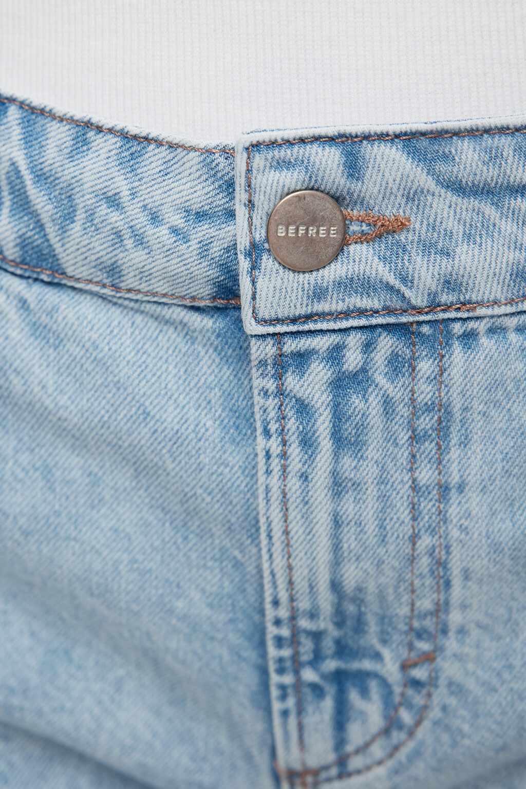 Шорты джинсовые с рваными краями и низкой посадкой - цвет голубой - 5