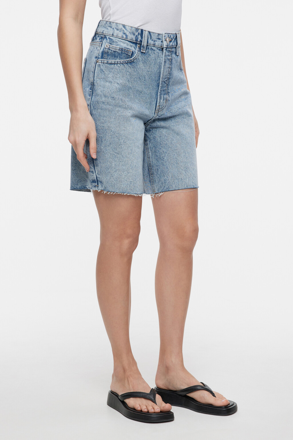 Шорты-бермуды джинсовые с обрезанными краями - цвет голубой - 6