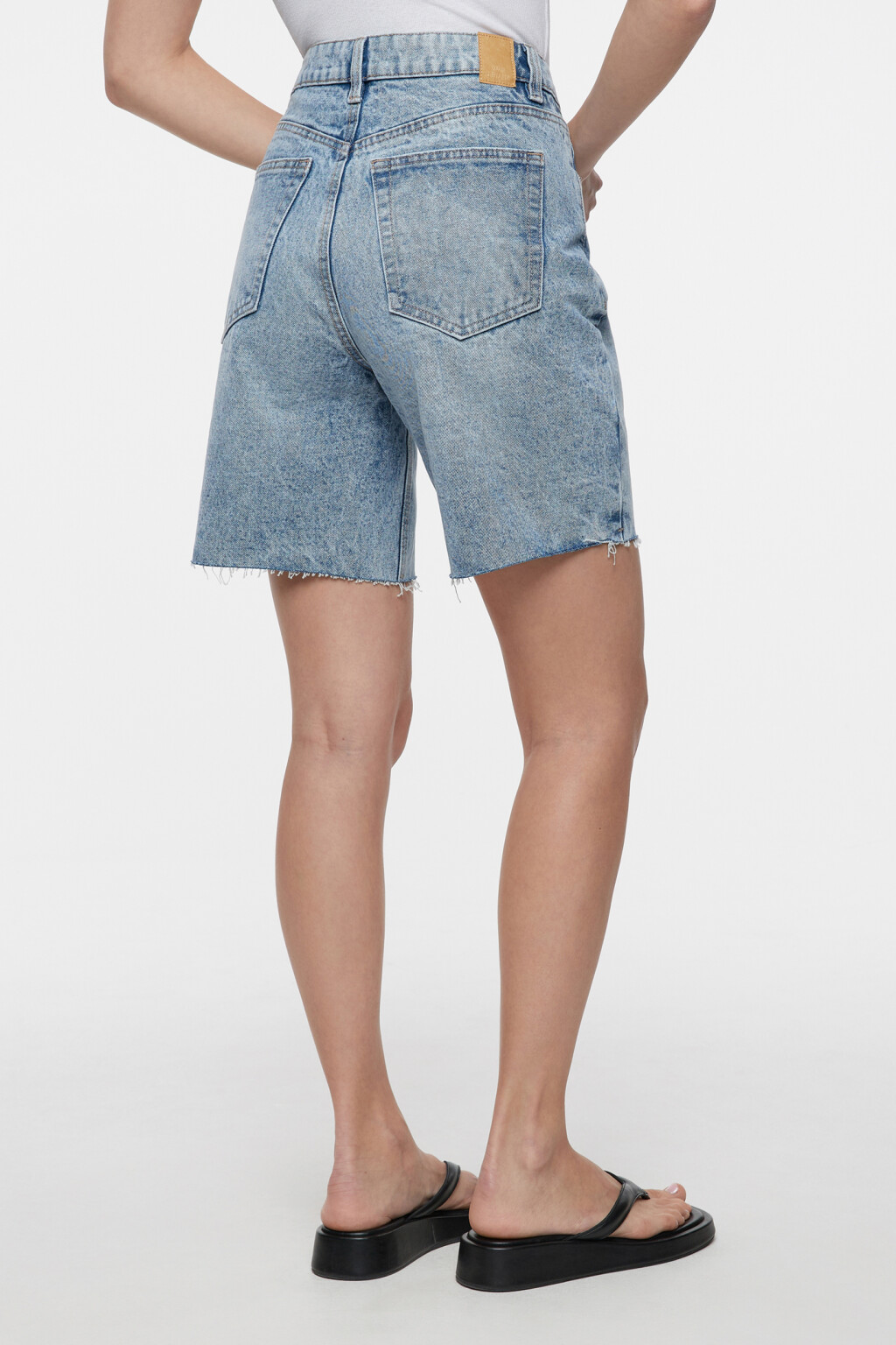 Шорты-бермуды джинсовые с обрезанными краями - цвет голубой - 2