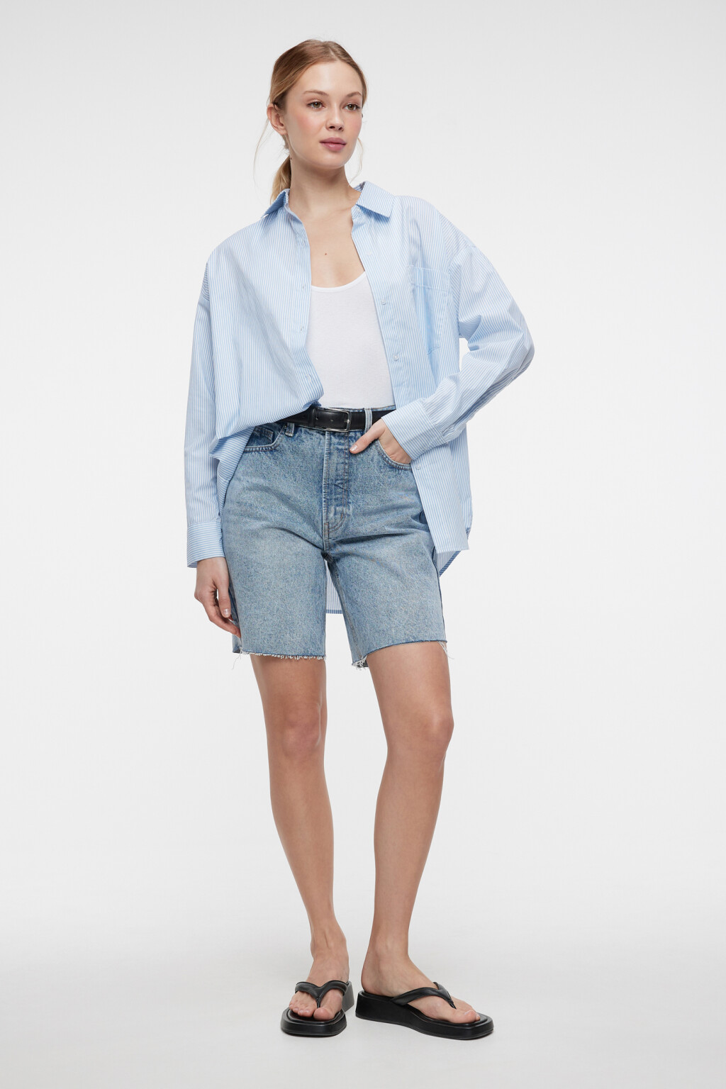 Шорты-бермуды джинсовые с обрезанными краями - цвет голубой - 3