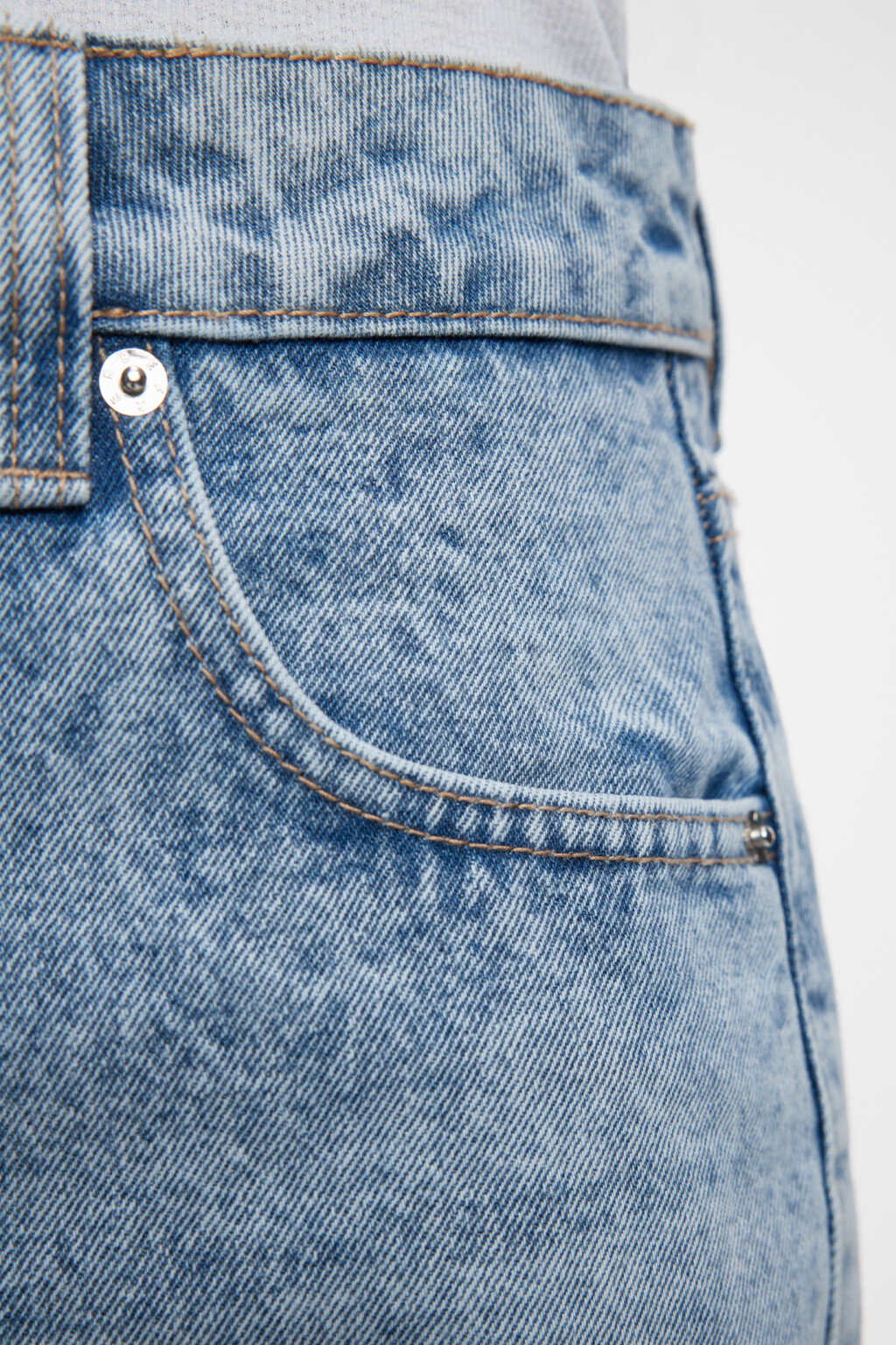 Шорты-бермуды джинсовые с обрезанными краями - цвет голубой - 4