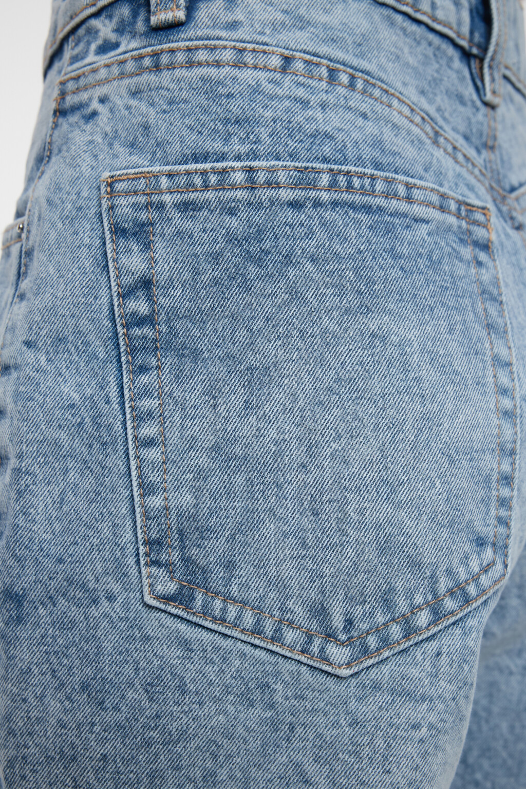 Шорты-бермуды джинсовые с обрезанными краями - цвет голубой - 5