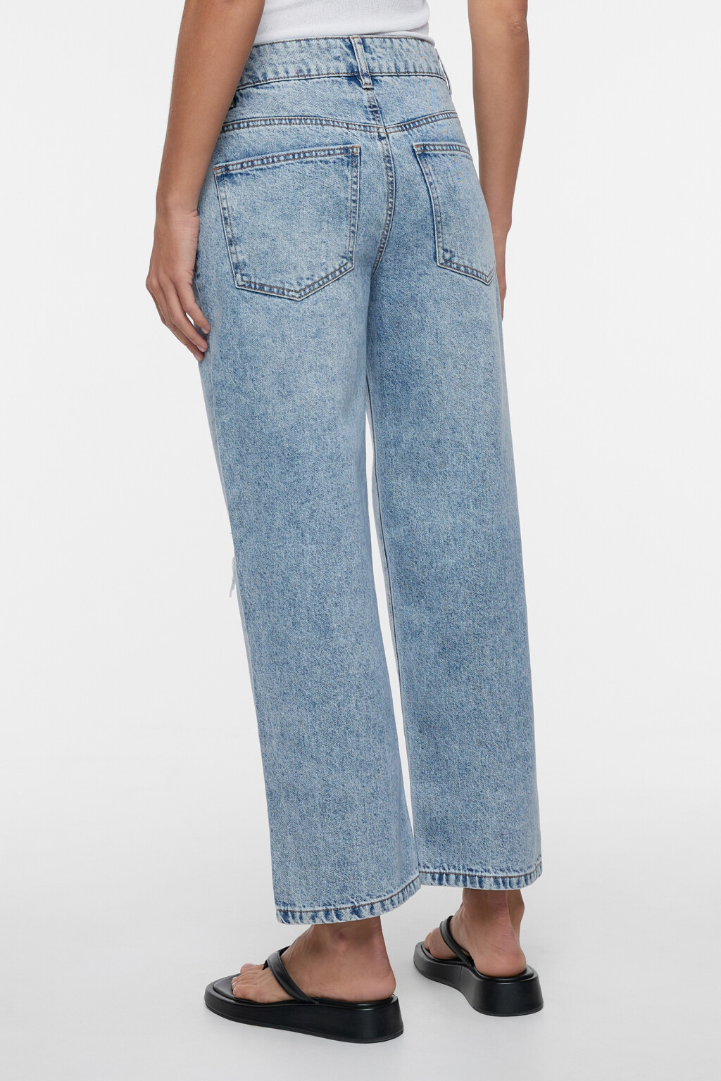 Джинсы прямые укороченные с рваными коленями - цвет голубой - 3