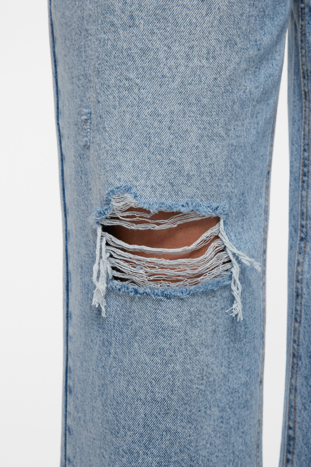 Джинсы прямые укороченные с рваными коленями - цвет голубой - 5