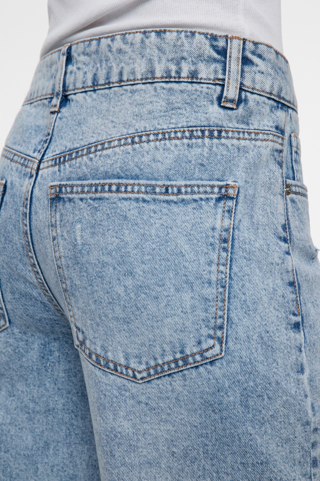 Джинсы прямые укороченные с рваными коленями - цвет голубой - 6