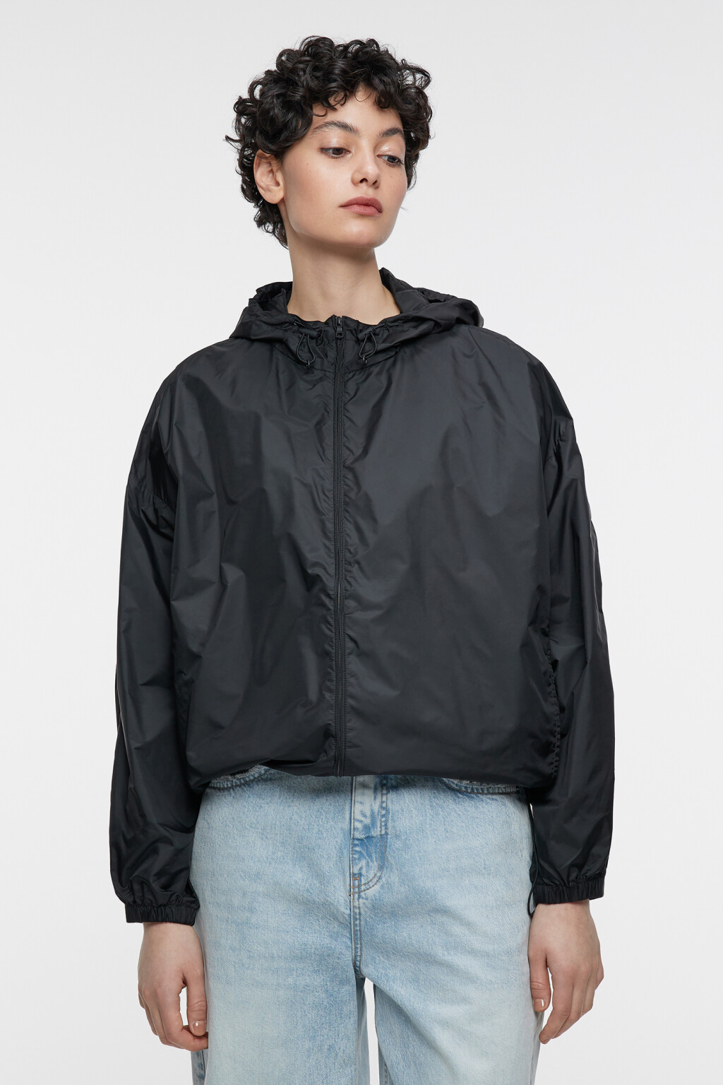 Куртка-ветровка oversize укороченная с капюшоном - цвет черный - 2