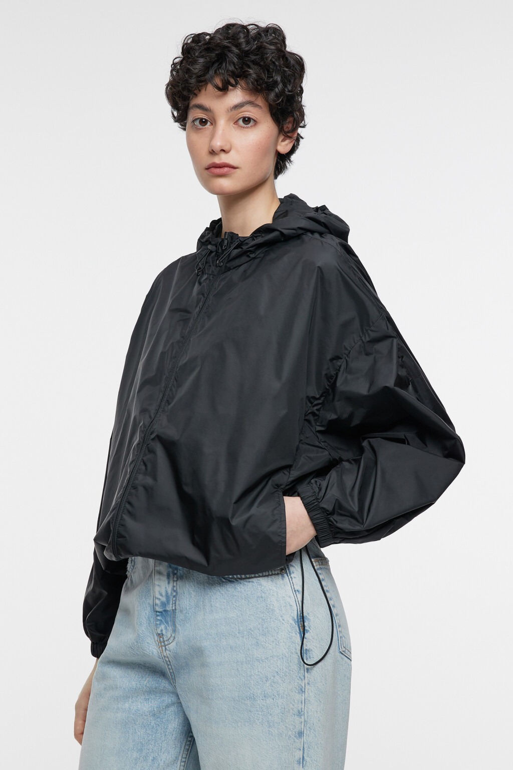 Куртка-ветровка oversize укороченная с капюшоном - цвет черный - 3