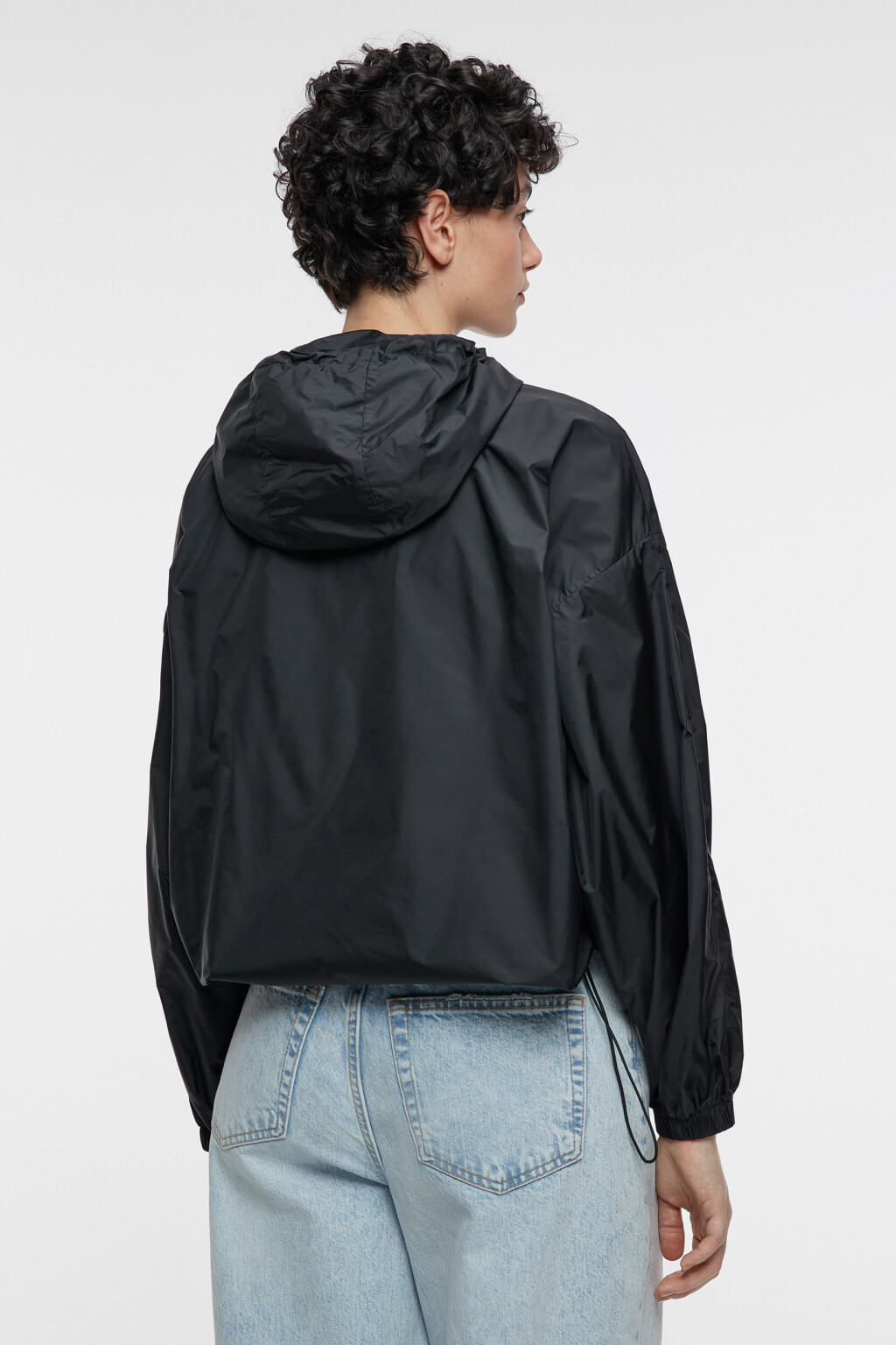 Куртка-ветровка oversize укороченная с капюшоном - цвет черный - 4