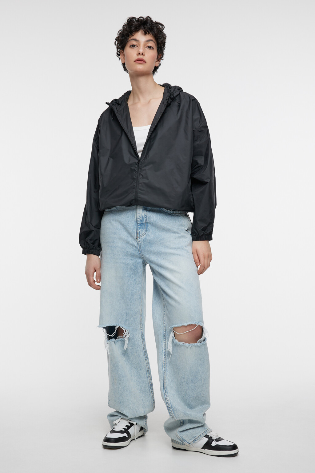 Куртка-ветровка oversize укороченная с капюшоном - цвет черный - 1