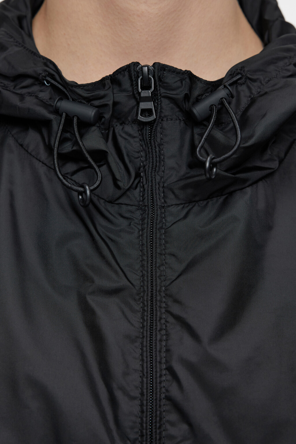 Куртка-ветровка oversize укороченная с капюшоном - цвет черный - 5