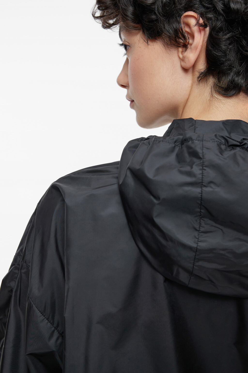 Куртка-ветровка oversize укороченная с капюшоном - цвет черный - 6