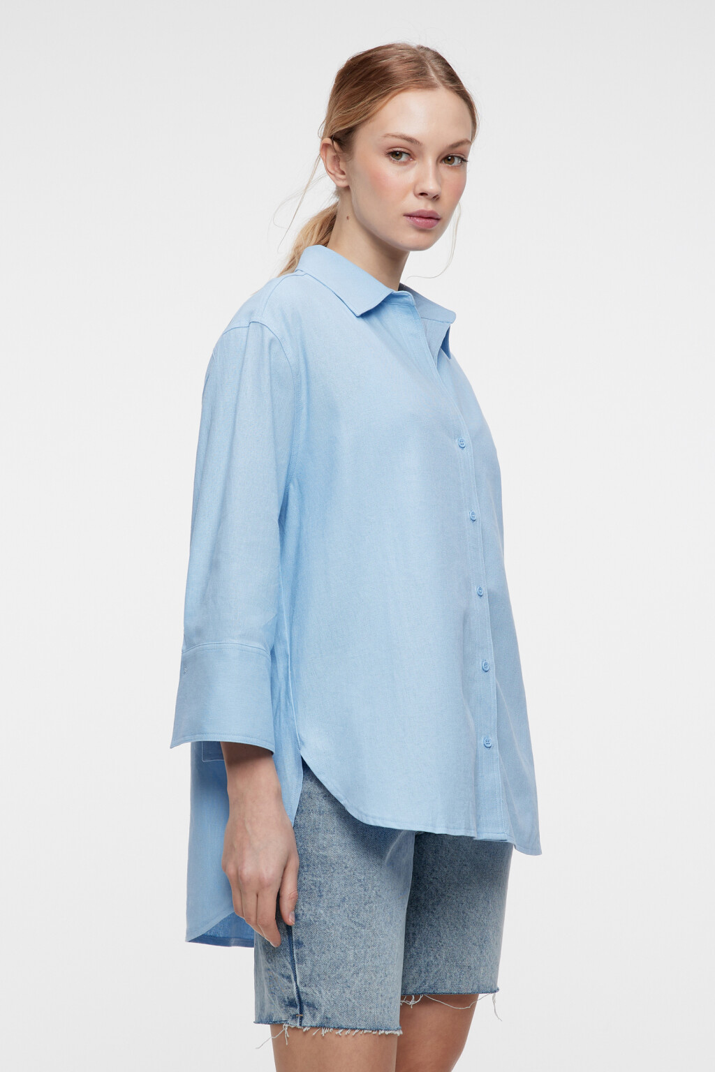 Блузка-рубашка oversize льняная с укороченными рукавами - цвет голубой - 2