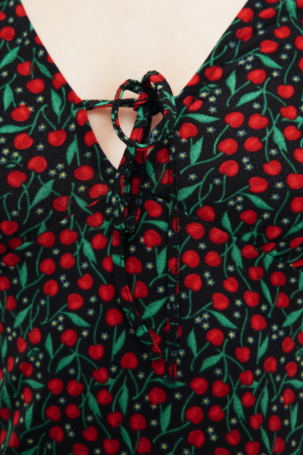 Платье мини приталенное с V-вырезом и завязками на груди - цвет красный - 6