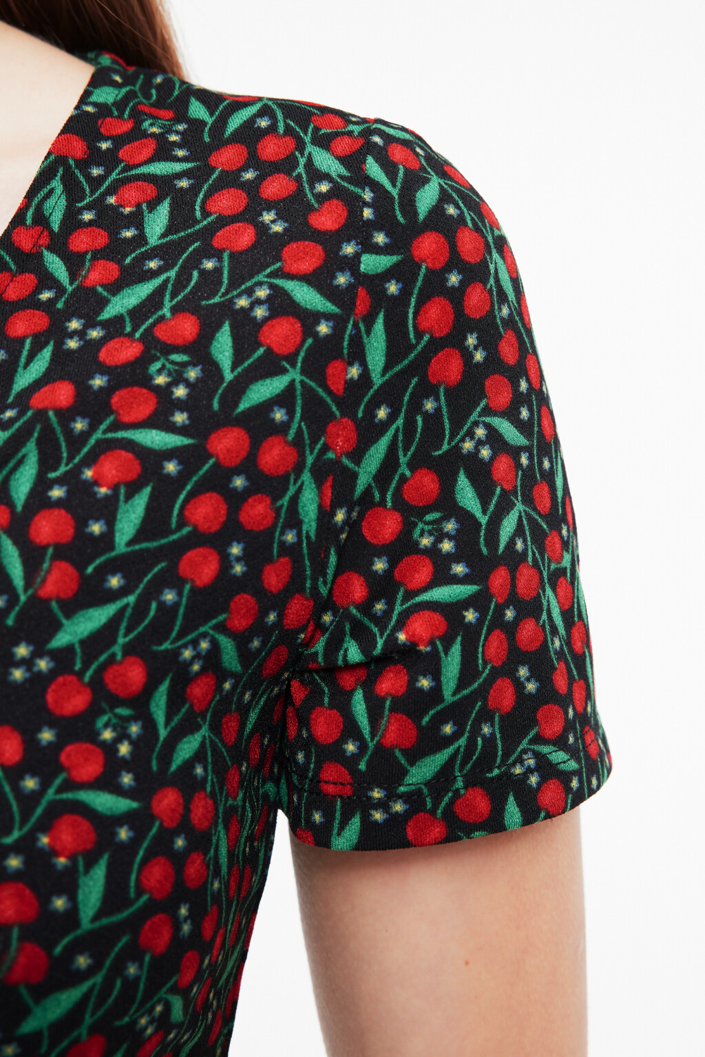 Платье мини приталенное с V-вырезом и завязками на груди - цвет красный - 7