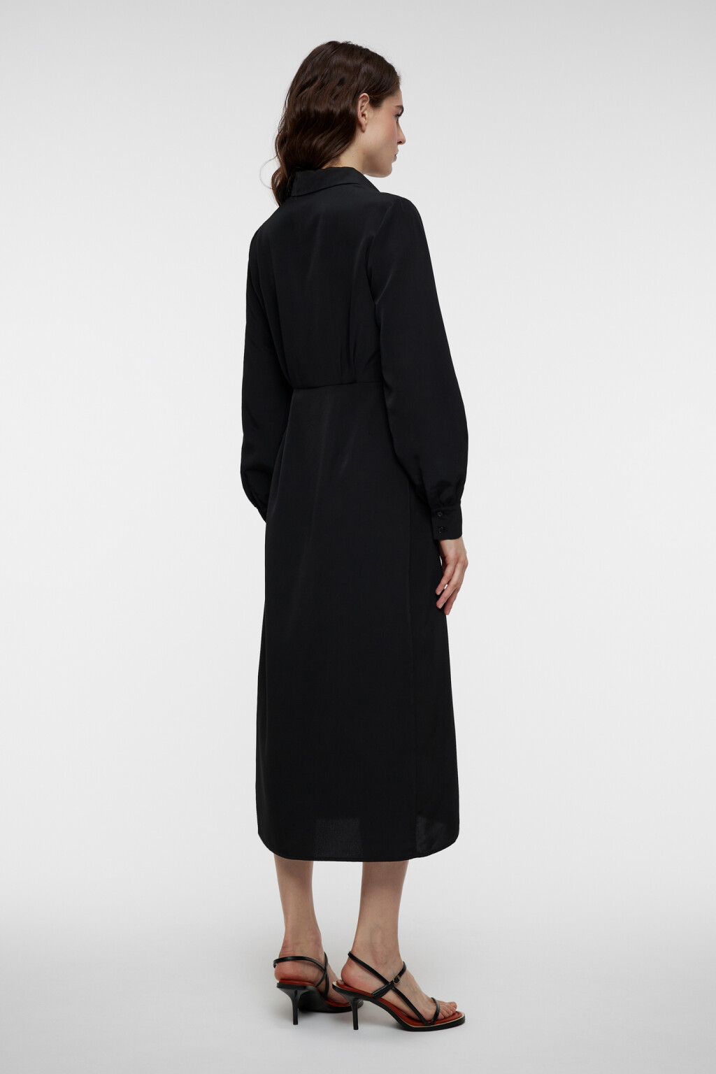 Платье-рубашка миди приталенное с запахом - цвет черный - 3