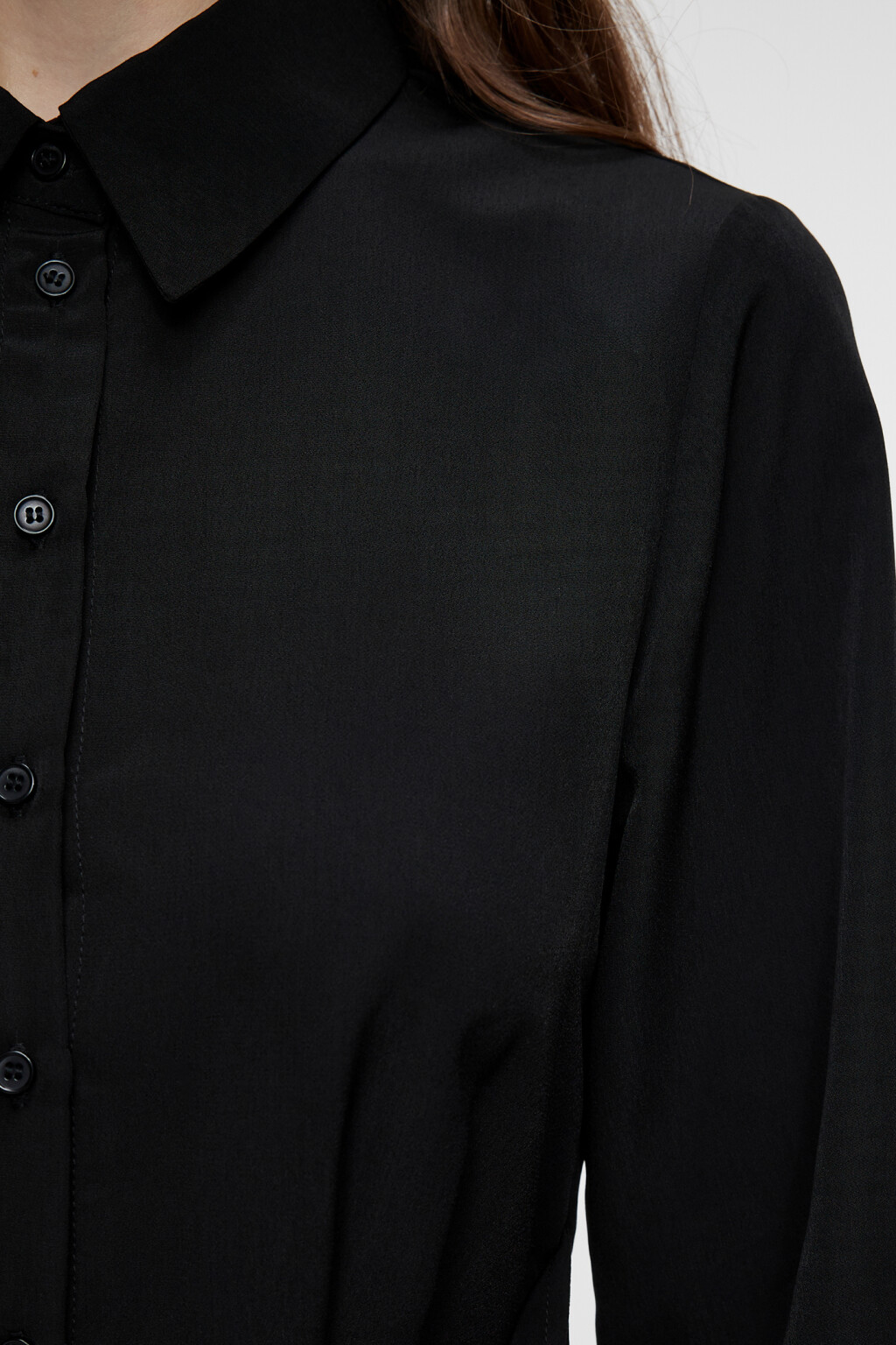 Платье-рубашка миди приталенное с запахом - цвет черный - 6