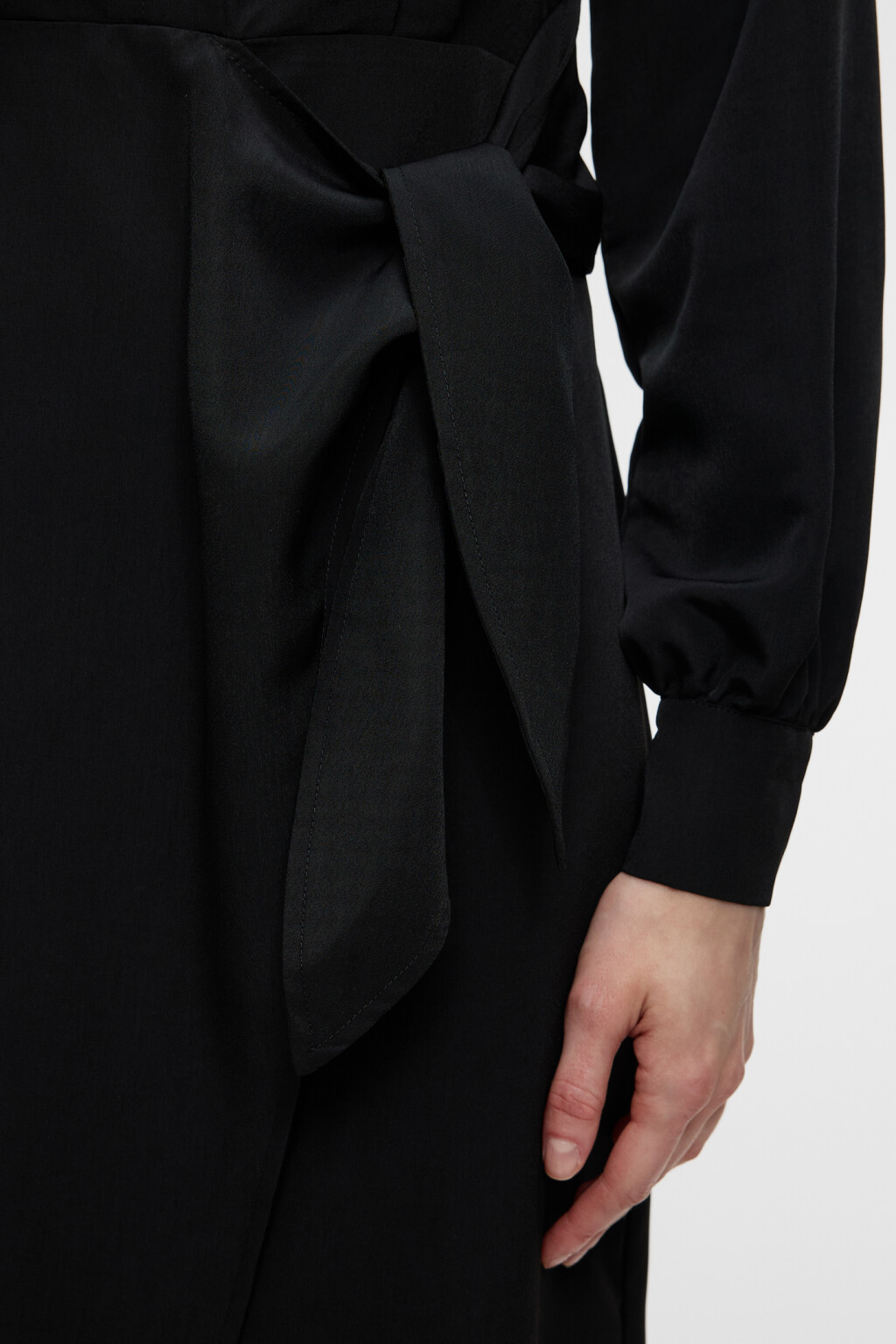 Платье-рубашка миди приталенное с запахом - цвет черный - 7