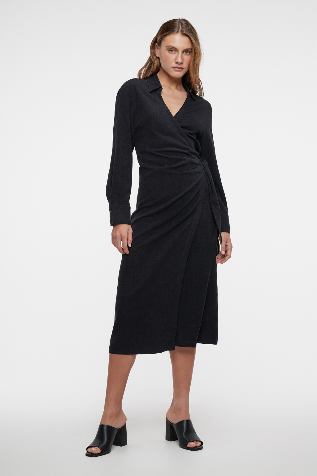 Платье-рубашка миди льняное с запахом и поясом - цвет черный - 3