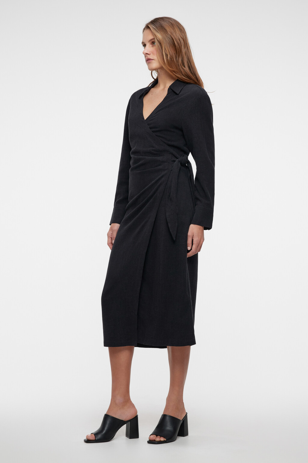 Платье-рубашка миди льняное с запахом и поясом - цвет черный - 1