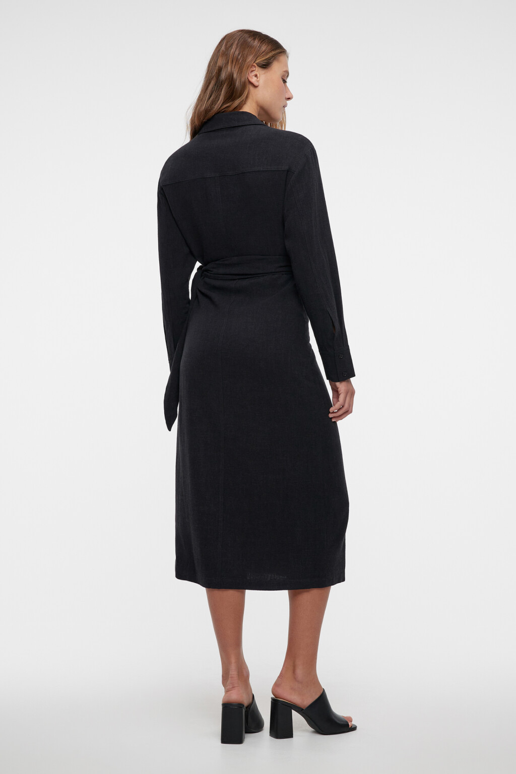 Платье-рубашка миди льняное с запахом и поясом - цвет черный - 2