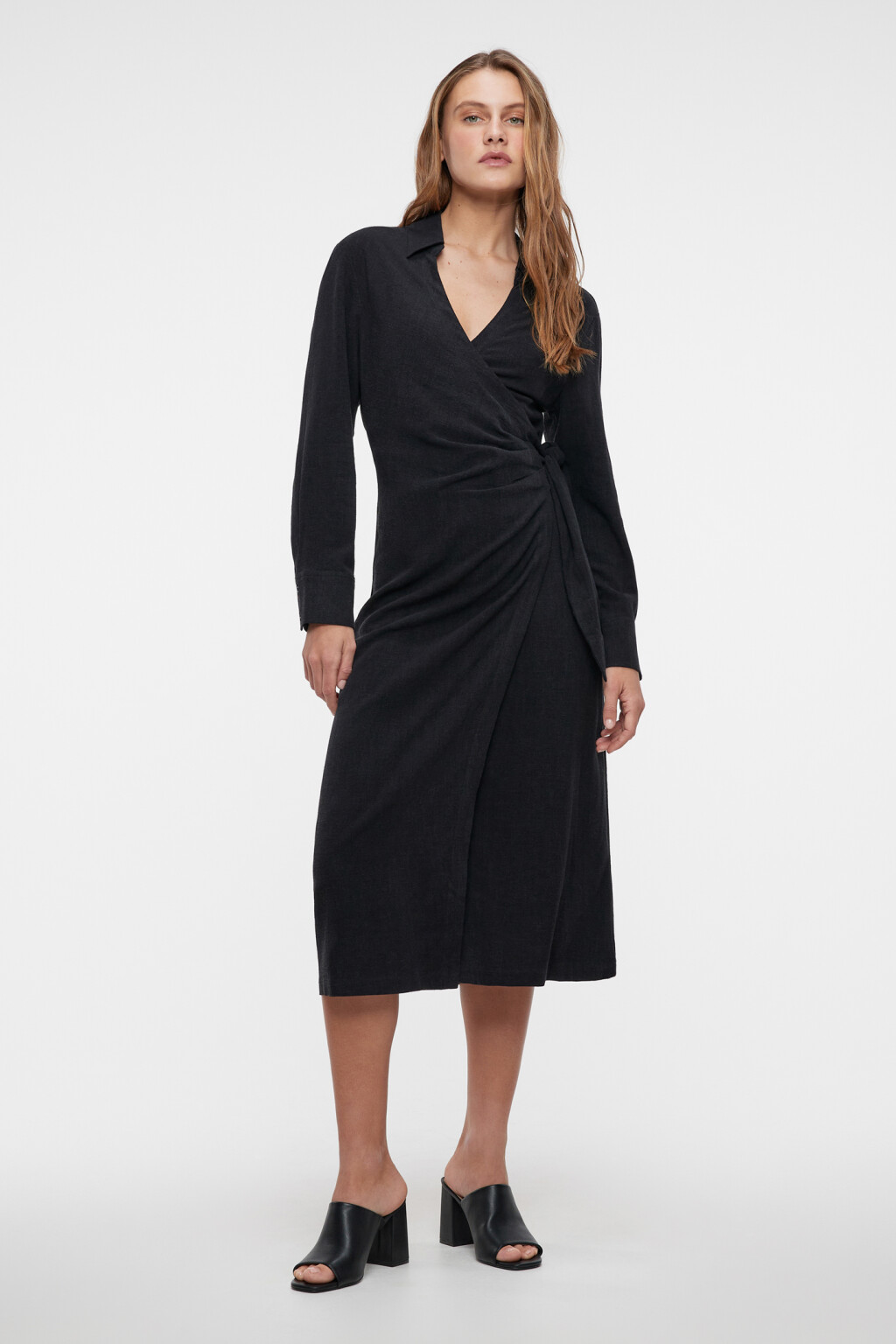 Платье-рубашка миди льняное с запахом и поясом - цвет черный - 4