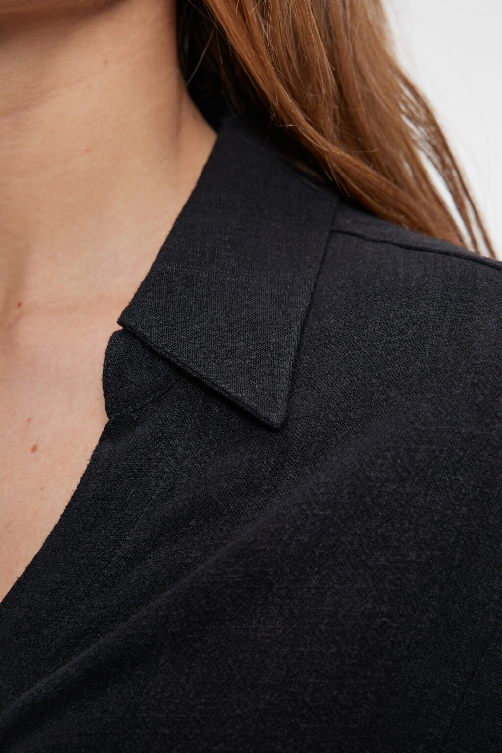 Платье-рубашка миди льняное с запахом и поясом - цвет черный - 5