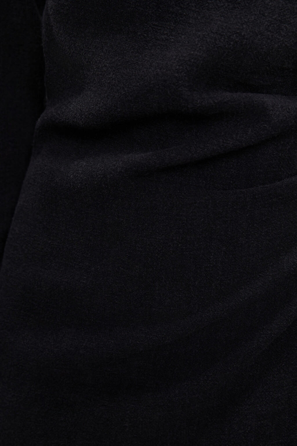 Платье-рубашка миди льняное с запахом и поясом - цвет черный - 7