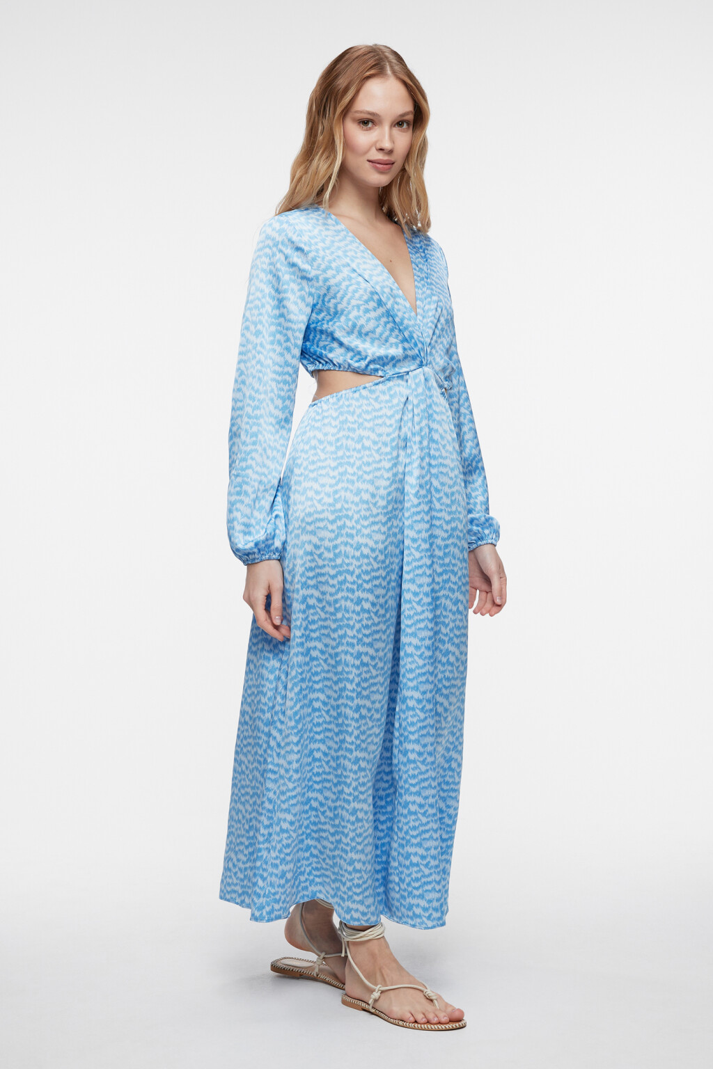 Платье миди атласное приталенное с вырезом на спине - цвет голубой - 2