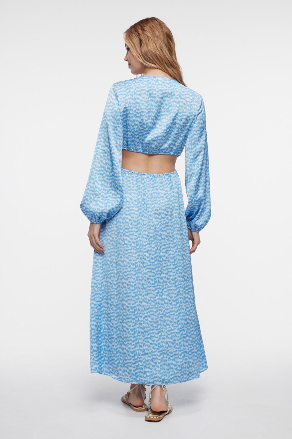 Платье миди атласное приталенное с вырезом на спине - цвет голубой - 3