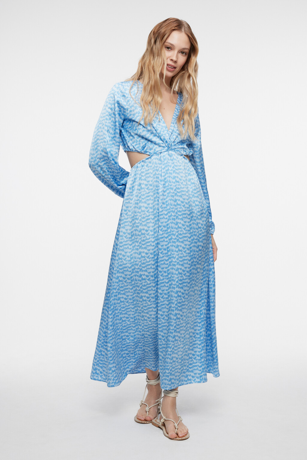 Платье миди атласное приталенное с вырезом на спине - цвет голубой - 4