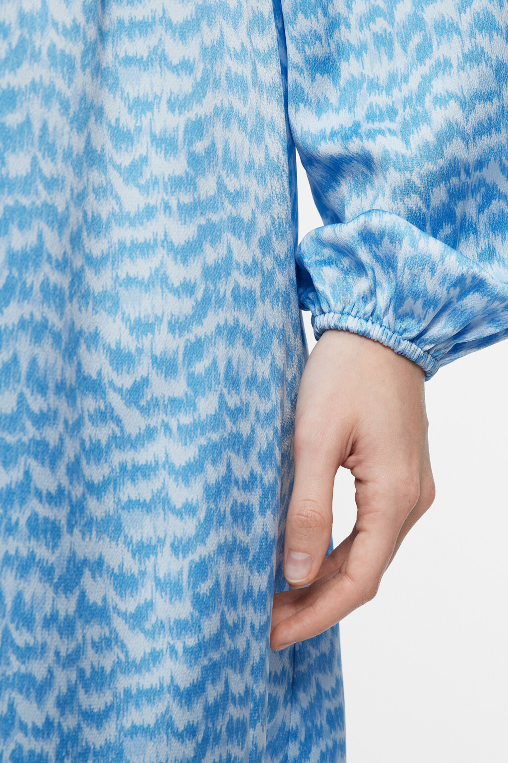 Платье миди атласное приталенное с вырезом на спине - цвет голубой - 6