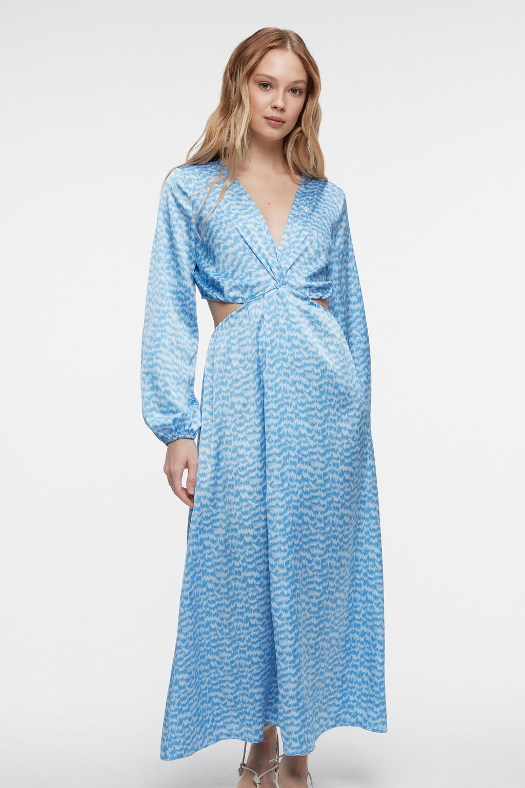 Платье миди атласное приталенное с вырезом на спине - цвет голубой - 7