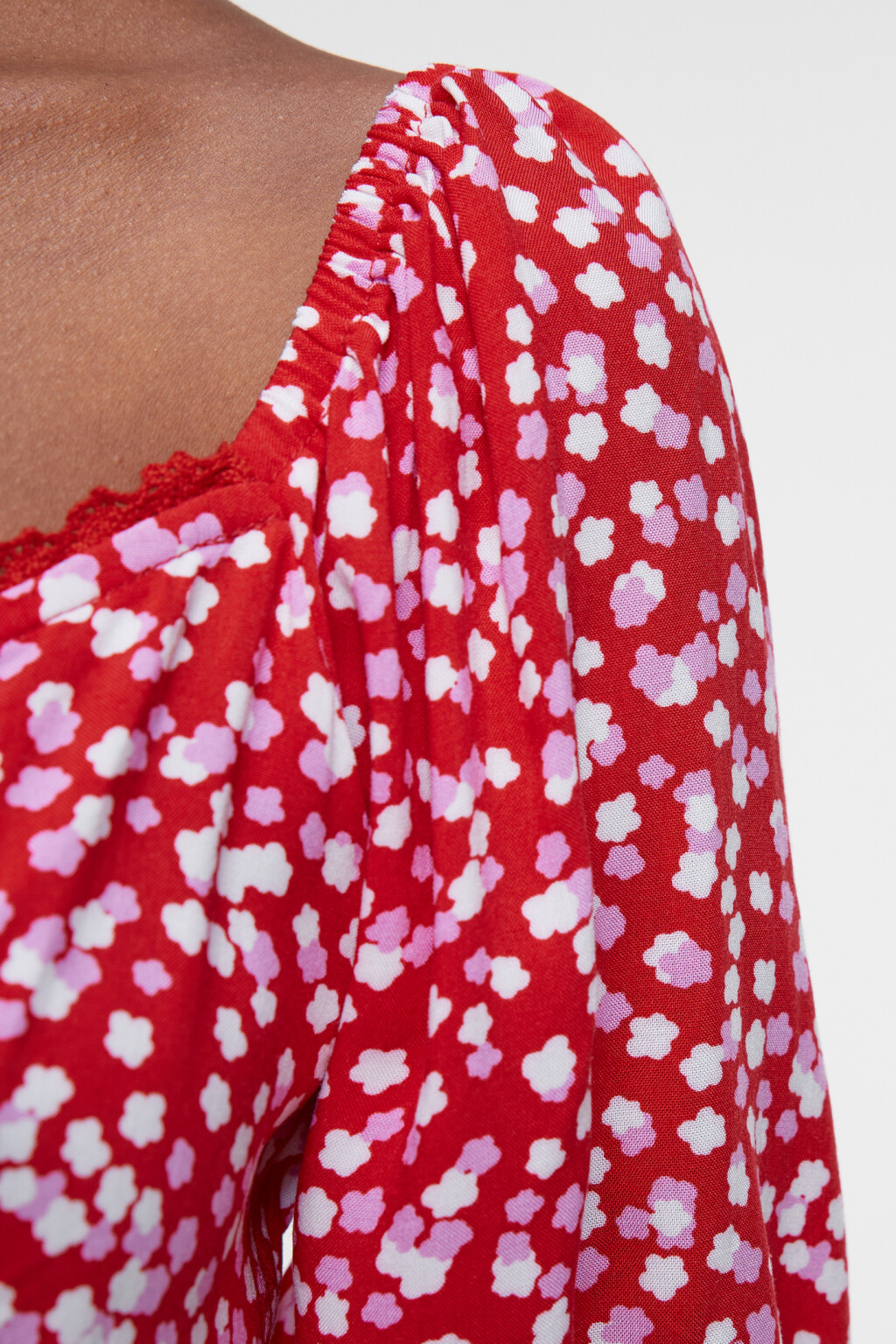 Блузка-топ вискозная с пышными рукавами и вырезом каре - цвет красный - 6