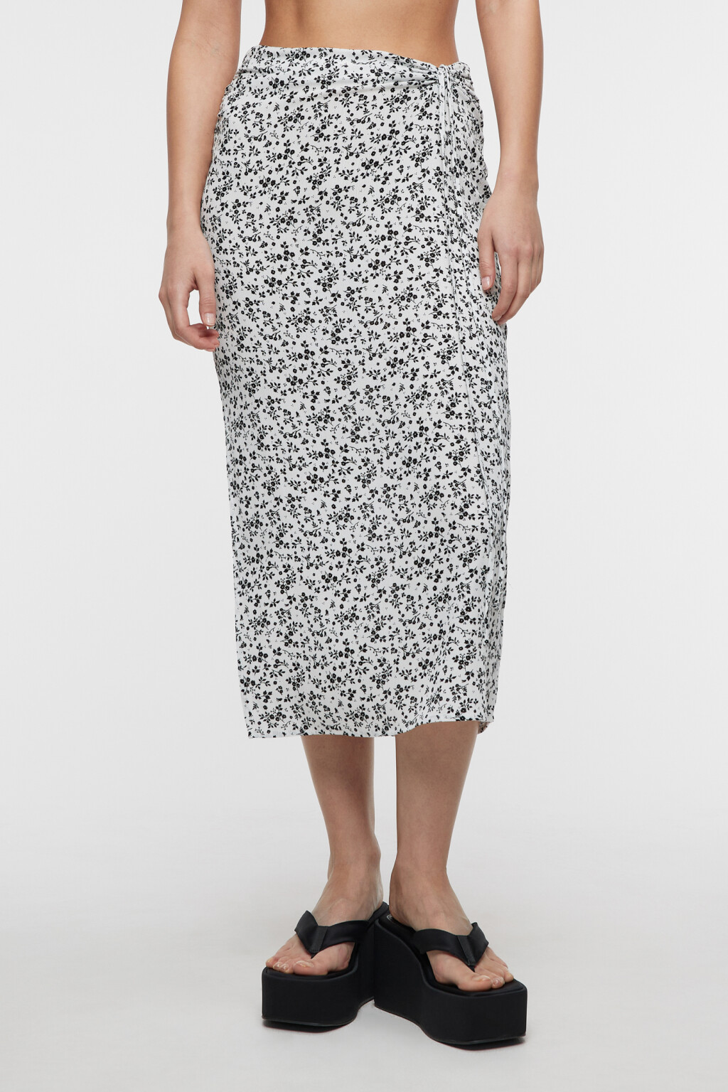 Юбка-карандаш миди вискозная с разрезом и драпировкой - цвет черный - 2