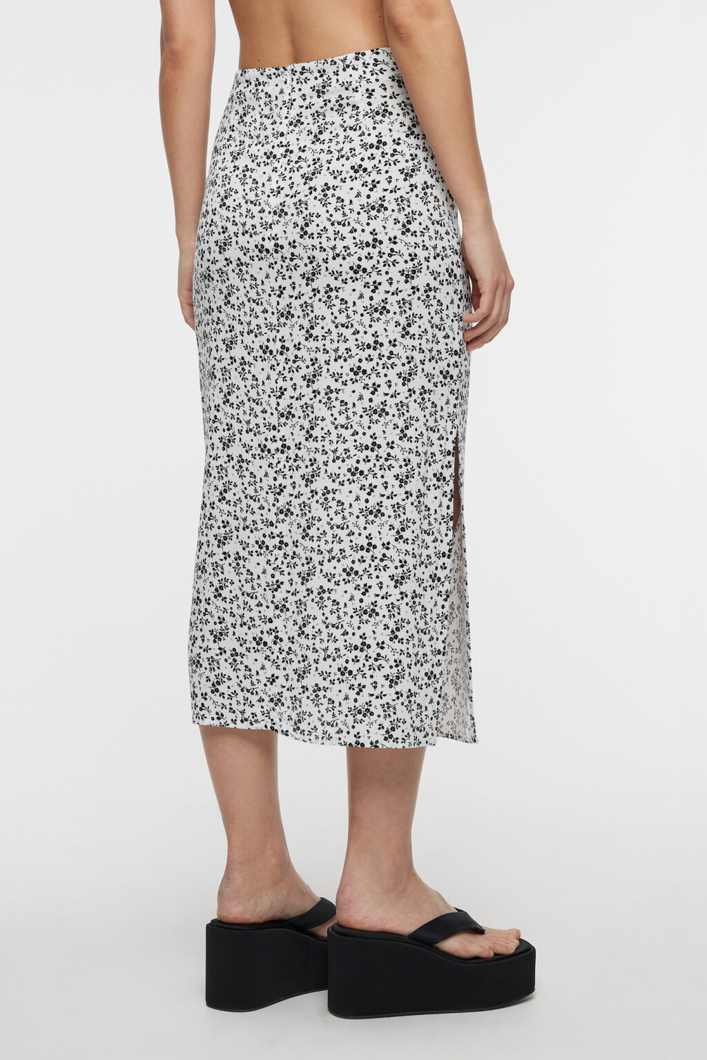 Юбка-карандаш миди вискозная с разрезом и драпировкой - цвет черный - 4