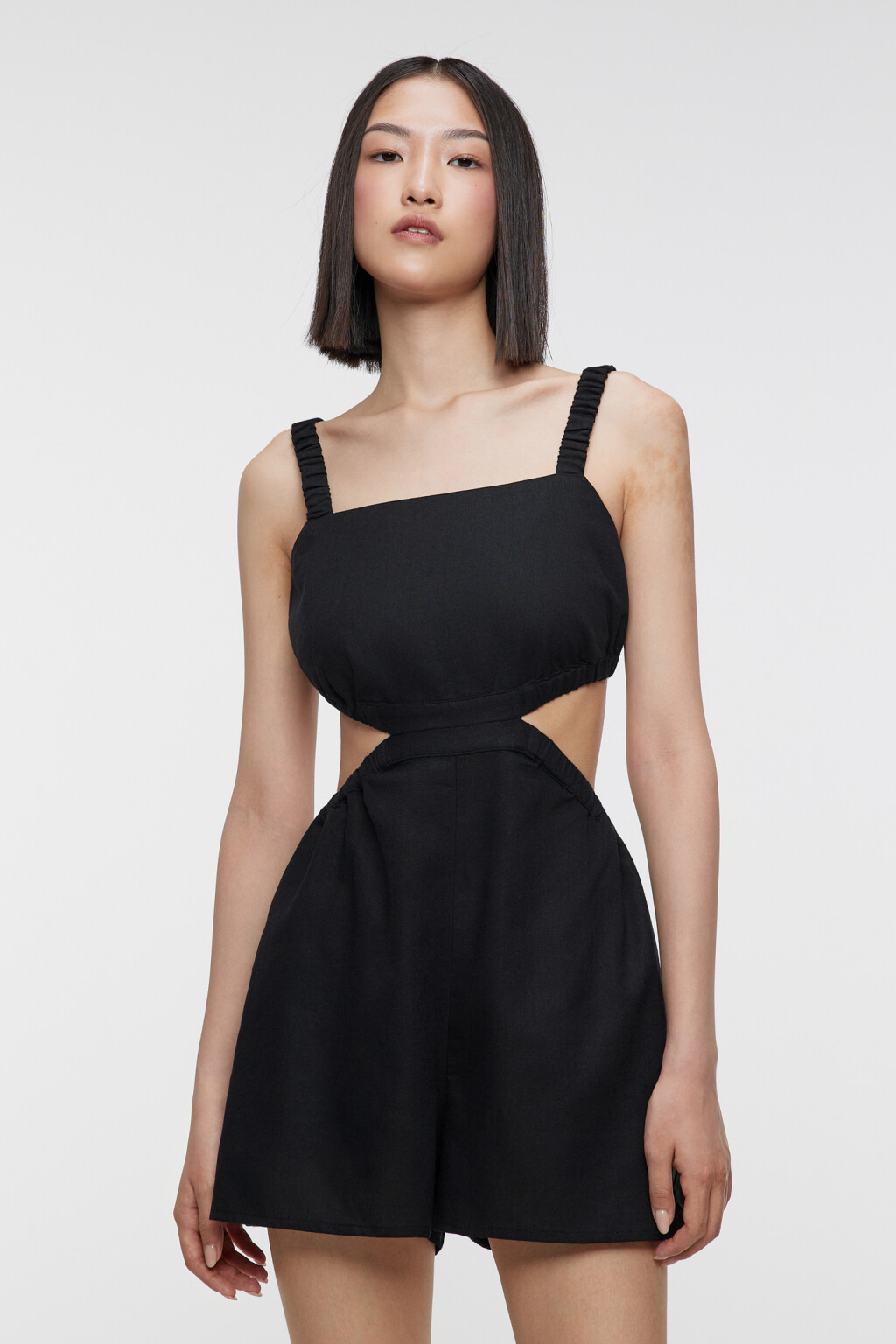 Полукомбинезон короткий льняной с вырезами по бокам - цвет черный - 2