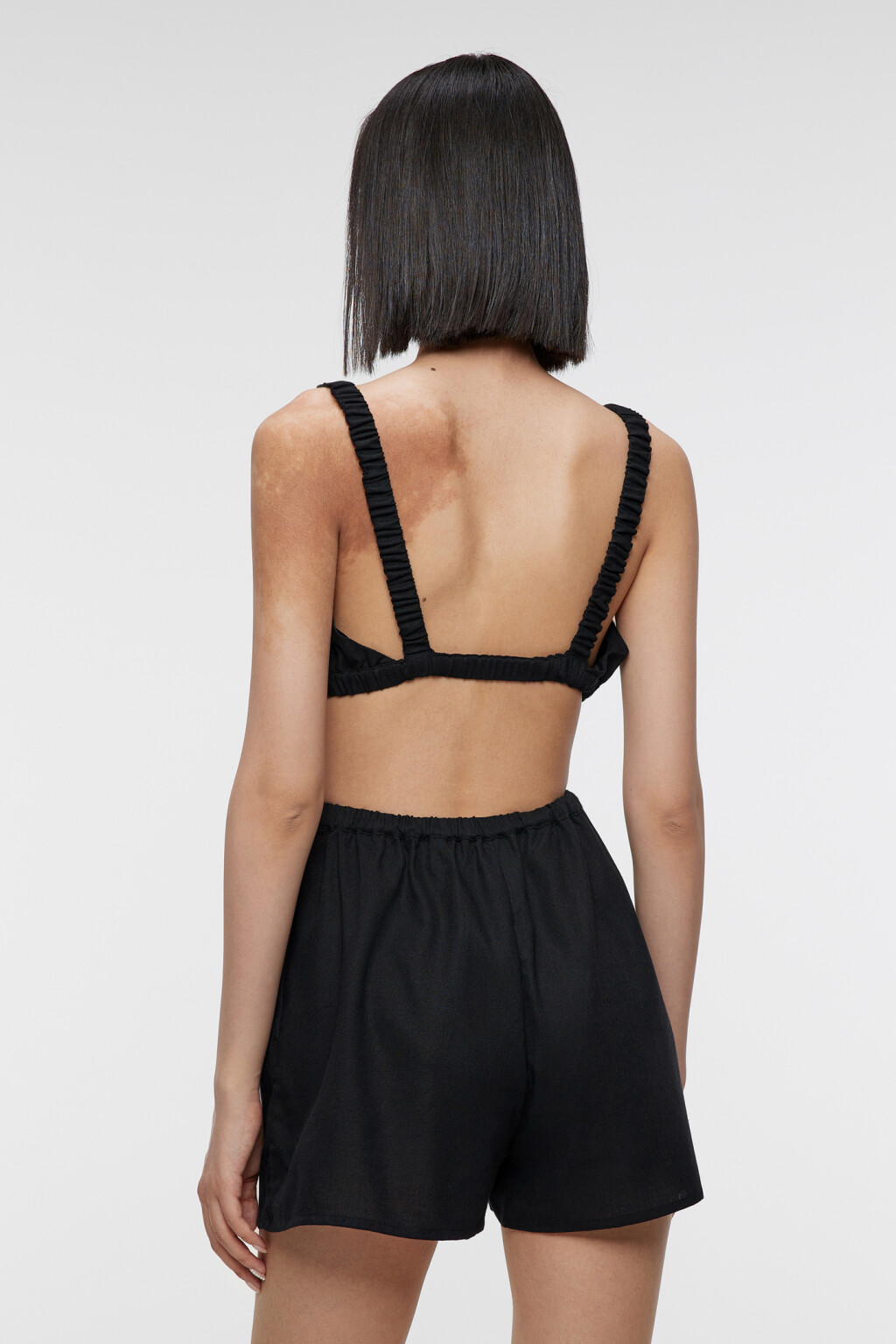 Полукомбинезон короткий льняной с вырезами по бокам - цвет черный - 4