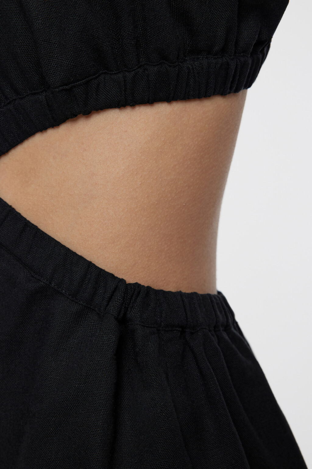 Полукомбинезон короткий льняной с вырезами по бокам - цвет черный - 6