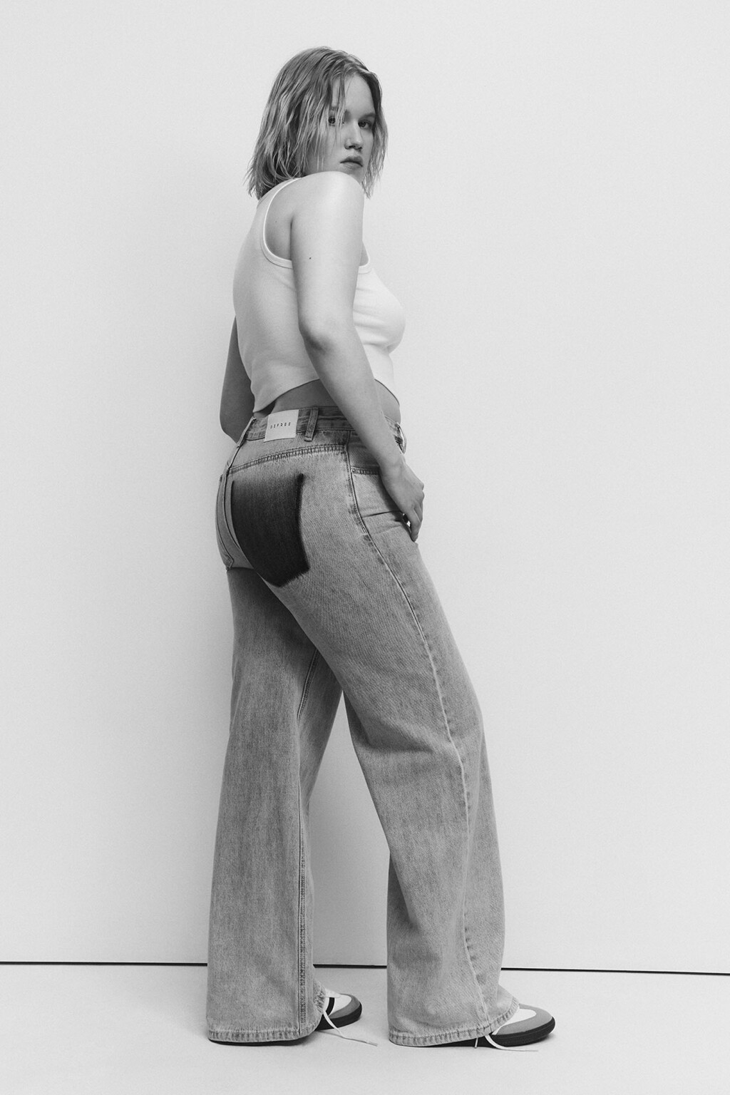 Джинсы-трубы wide leg заниженные с оторванным карманом - цвет голубой - 8