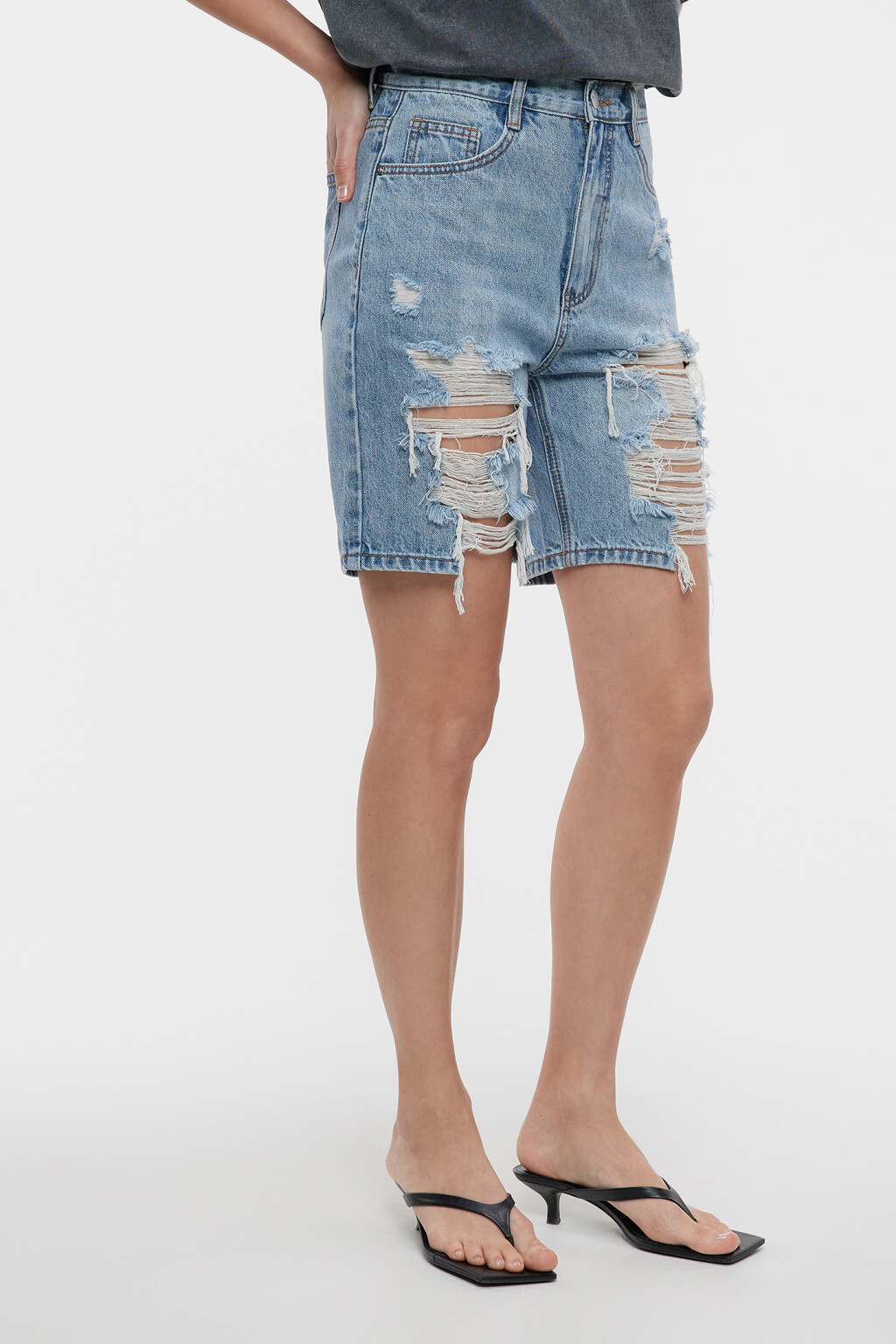 Шорты-бермуды джинсовые с рваными краями и дырками - цвет голубой - 2