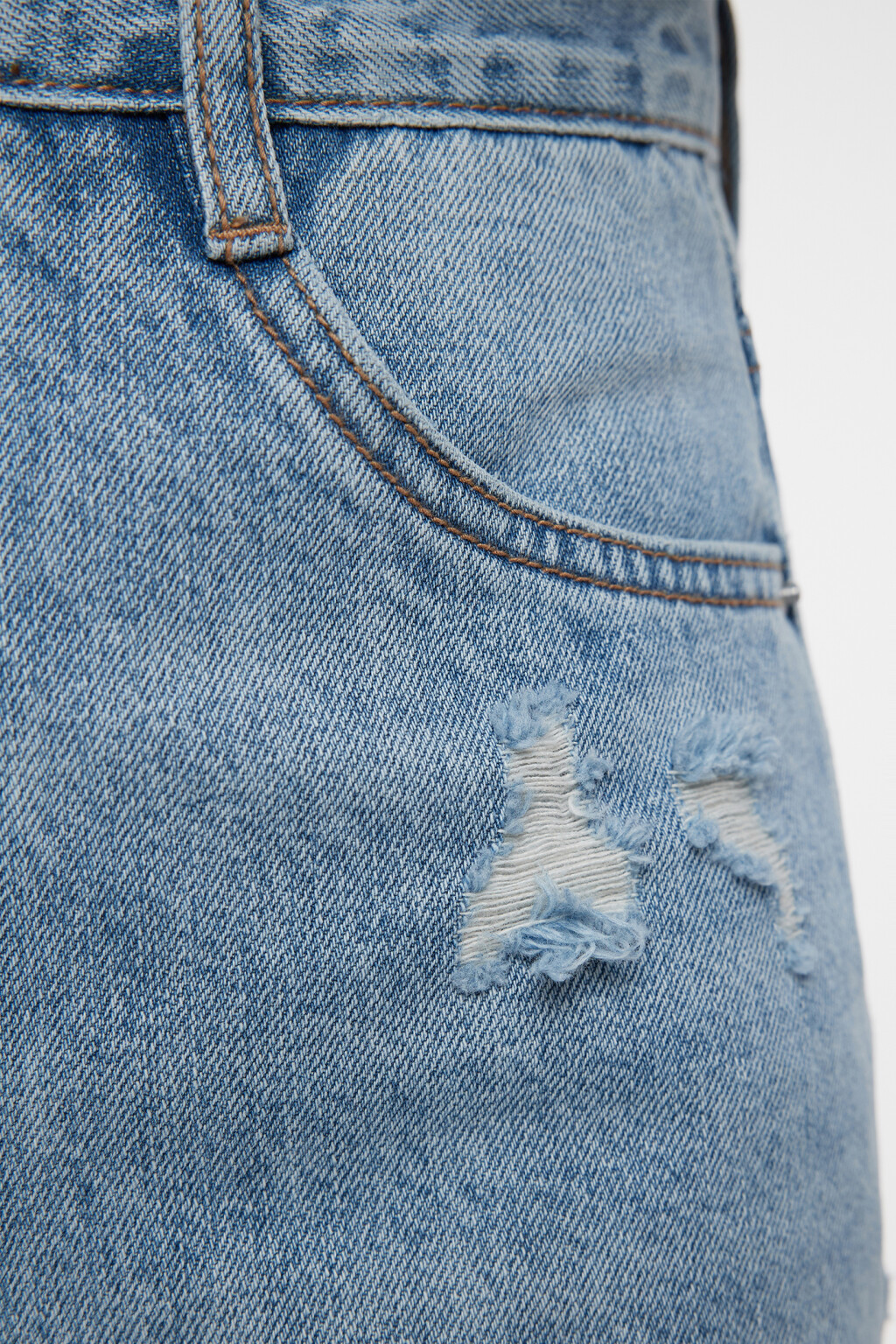 Шорты-бермуды джинсовые с рваными краями и дырками - цвет голубой - 5
