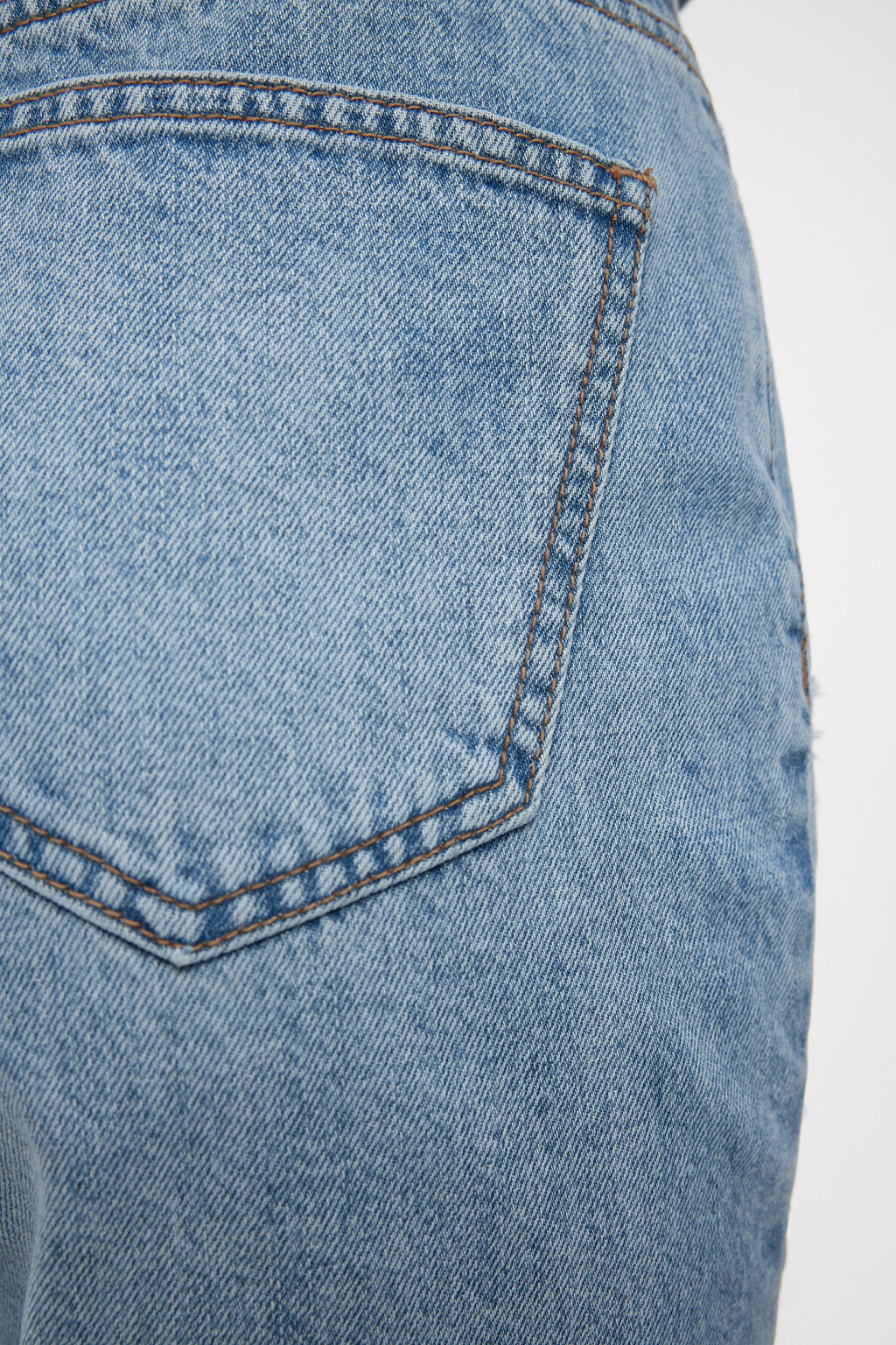 Шорты-бермуды джинсовые с рваными краями и дырками - цвет голубой - 7